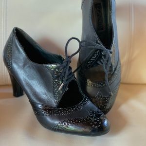 Connie Black Oxford lace up leather heels 6 1/2